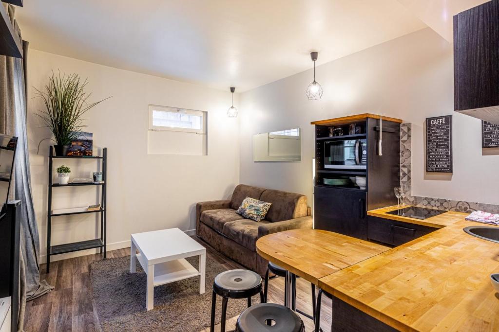 un salon avec un canapé et une table dans l'établissement GuestReady - Appt proche du Canal Saint-Martin, à Paris