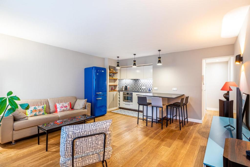 un salon avec un canapé et une table dans l'établissement GuestReady - Appartement proche de Montparnasse, à Paris