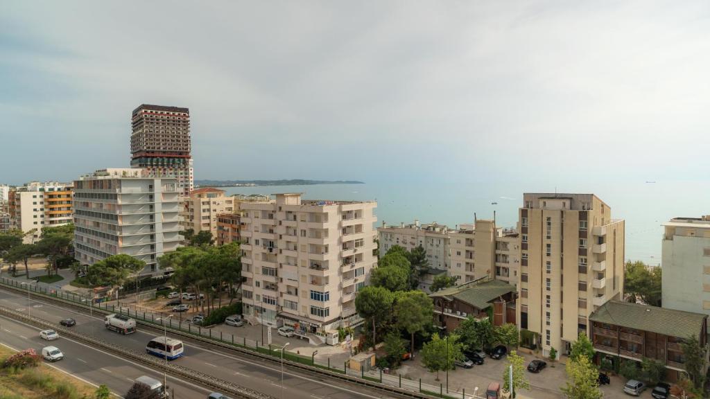 Vista generica su Durazzo o vista sulla città dall'interno dell'appartamento