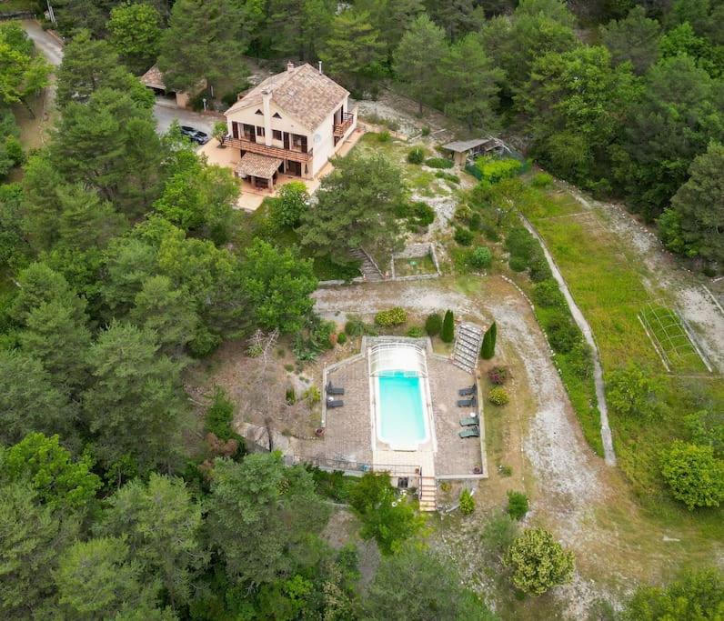 an aerial view of a house with a swimming pool at Mas du Gralet, entre terre et mer in Puget-Théniers