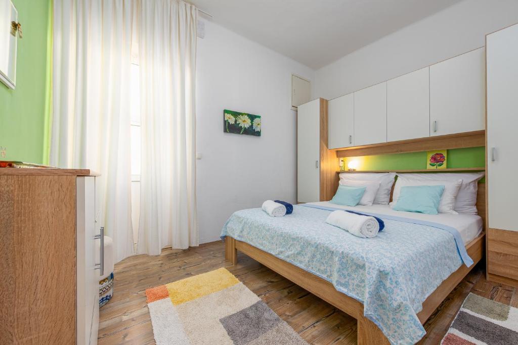 sypialnia z dużym łóżkiem w pokoju w obiekcie Apartment Maggi w mieście Preko