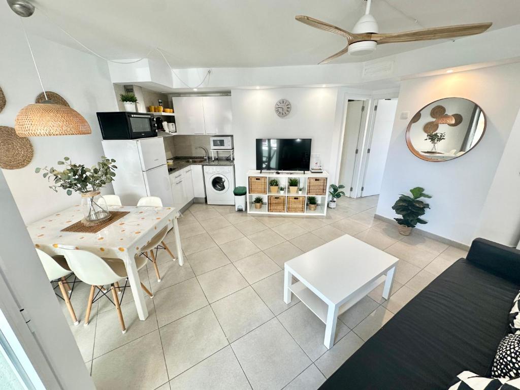 salon ze stołem i kuchnią w obiekcie Pineapple Sorbet piscina, doble terraza, cocina completa y WIFI w Corralejo