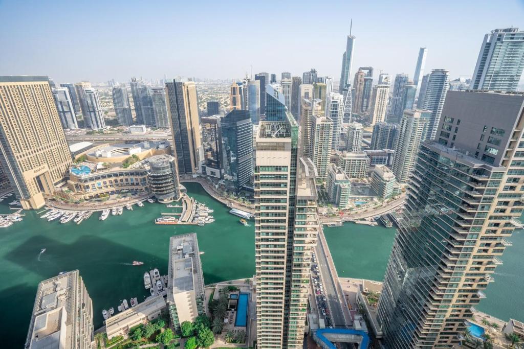 Nespecifikovaný výhled na destinaci Dubaj nebo výhled na město při pohledu z apartmánu