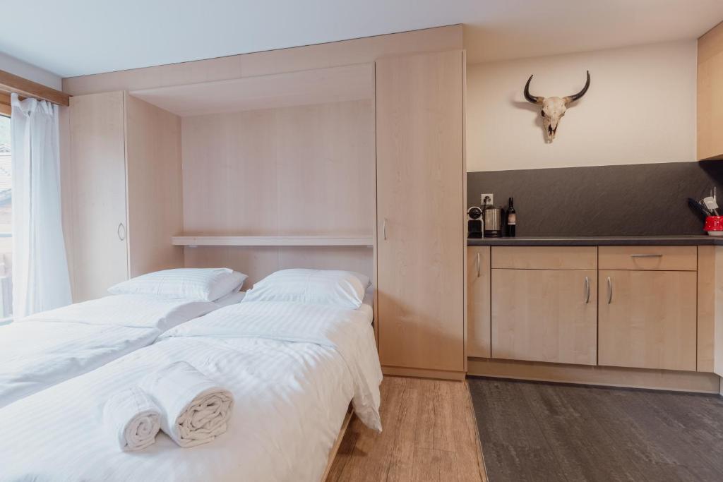 Postel nebo postele na pokoji v ubytování Charmant studio au centre de Saas-Fee