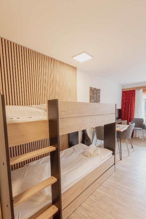 Postel nebo postele na pokoji v ubytování Charmant studio au centre de Saas-Fee
