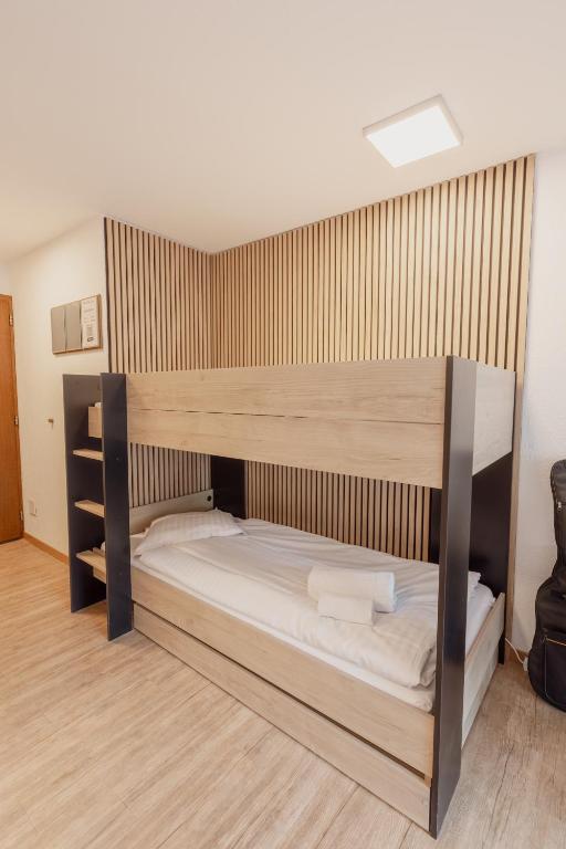 Postel nebo postele na pokoji v ubytování Charmant studio au centre de Saas-Fee