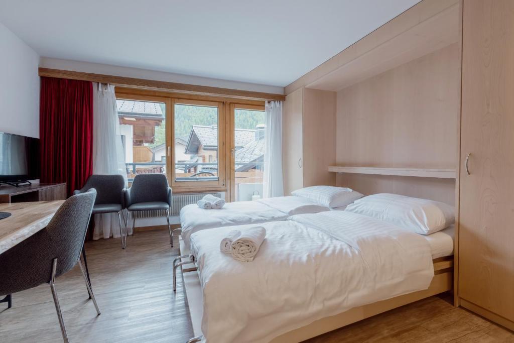 Postel nebo postele na pokoji v ubytování Charmant studio au centre de Saas-Fee