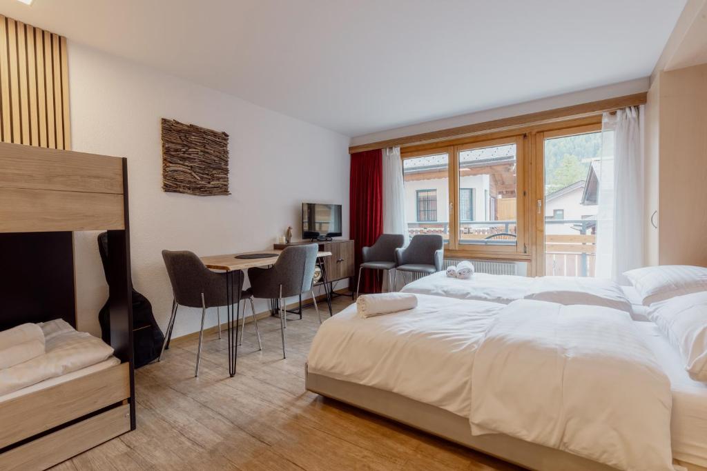 Postel nebo postele na pokoji v ubytování Charmant studio au centre de Saas-Fee