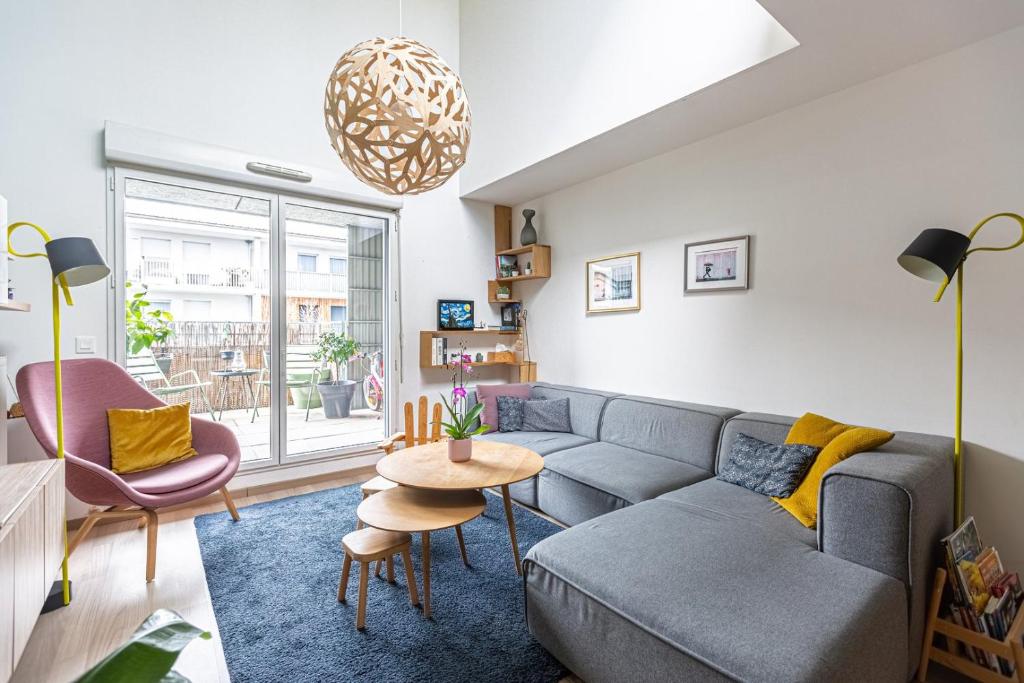 un salon avec un canapé et une table dans l'établissement GuestReady - Stylish Retreat in Bacalan, à Bordeaux