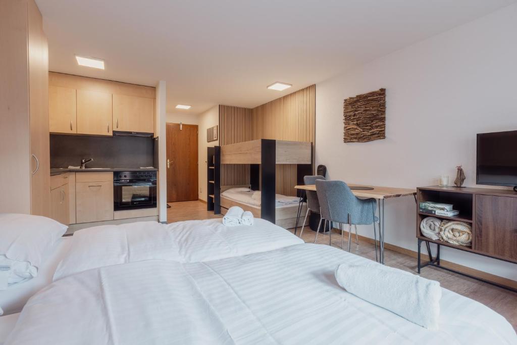 Postel nebo postele na pokoji v ubytování Charmant studio au centre de Saas-Fee