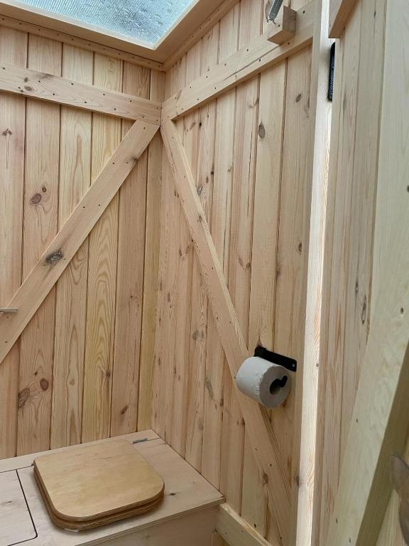 Fotografie z fotogalerie ubytování Gemütliche Blockhütte mit Außentoilette und Badezimmer im Haupthaus v destinaci Jörn