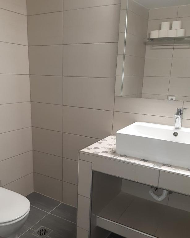 A bathroom at Super renovated maisonette - Σούπερ ανακαινισμένη μεζονέτα