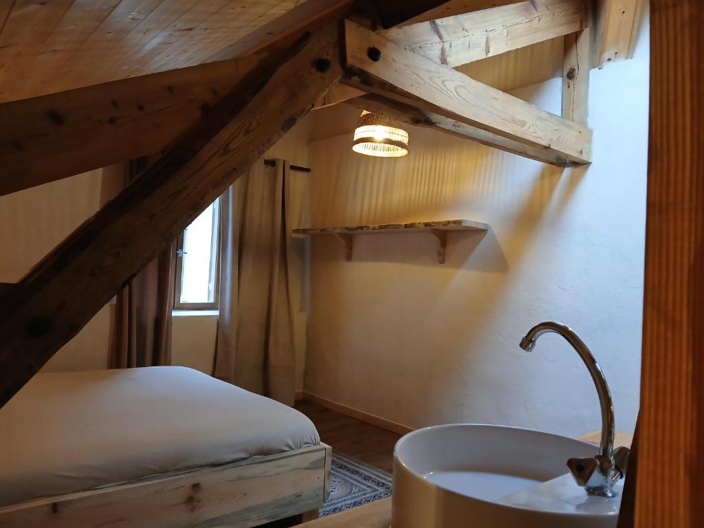 une salle de bain avec un lavabo dans une pièce avec une échelle dans l'établissement Maison Soleils, à Chamalières-sur-Loire