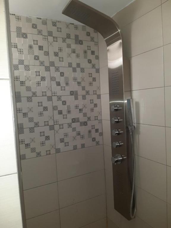 A bathroom at Super renovated maisonette - Σούπερ ανακαινισμένη μεζονέτα