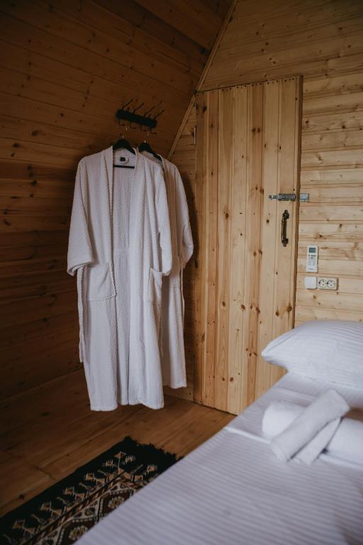 Postel nebo postele na pokoji v ubytování Thoma's hut-თომას ქოხი