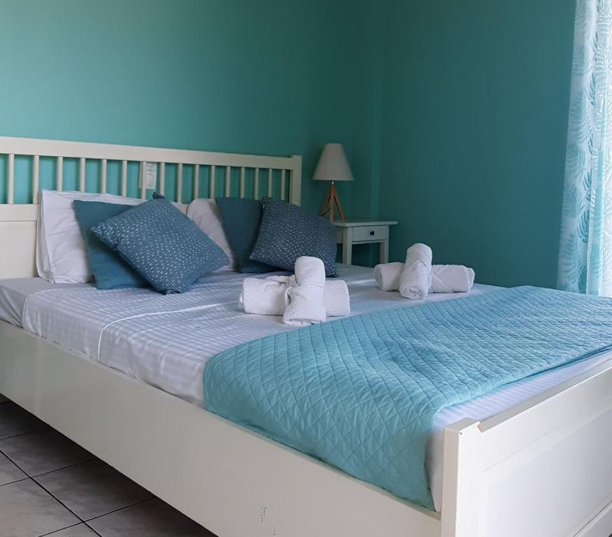 A bed or beds in a room at Super renovated maisonette - Σούπερ ανακαινισμένη μεζονέτα