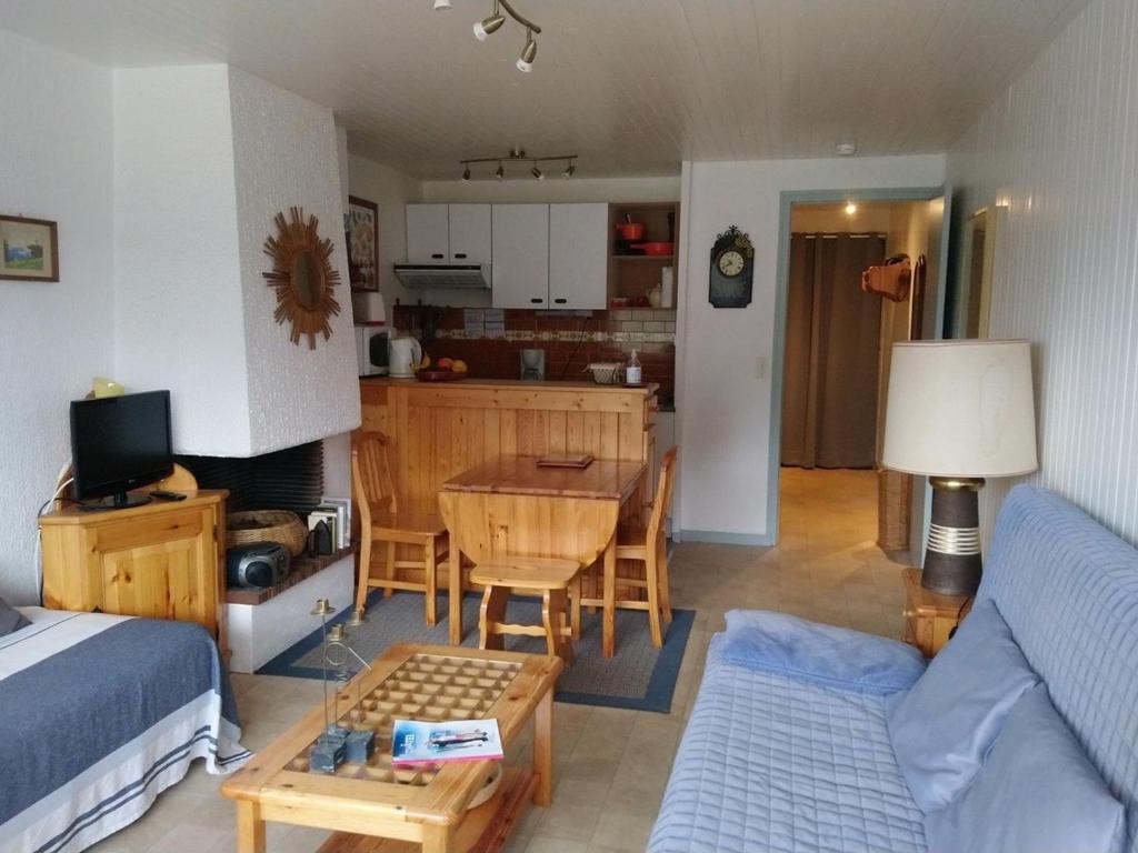 un salon avec un canapé et une table dans l'établissement Studio cosy avec balcon, 20m des remontées mécaniques, plein centre Châtel, idéal 3 pers. - FR-1-676-113, à Châtel