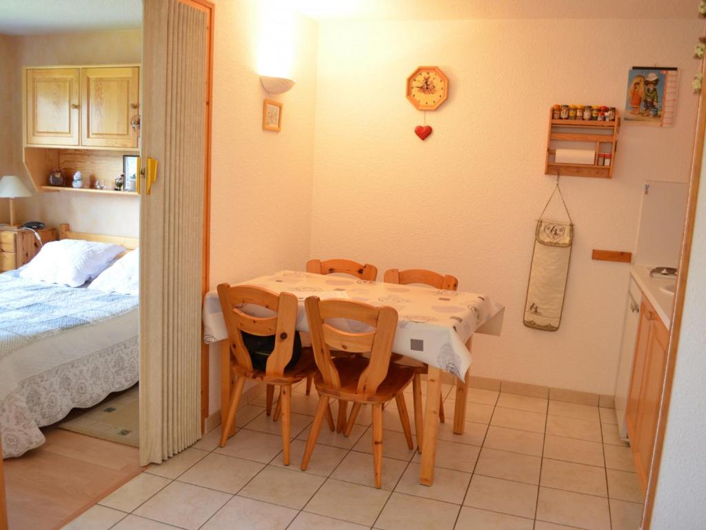- une salle à manger avec une table, des chaises et un lit dans l'établissement Appartement cosy 5 pers. à Châtel, terrasse sud, proche télésièges et services - FR-1-676-139, à Châtel