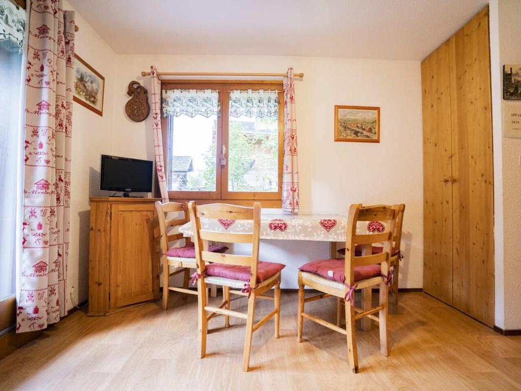 une salle à manger avec une table et deux chaises dans l'établissement Appartement cosy pour 4 pers. à Châtel, à 100 m des remontées mécaniques, balcon sud - FR-1-676-148, à Châtel