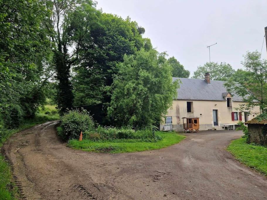 un chemin de terre devant une maison blanche dans l'établissement Gite Chez Henry, à Les Epsailles