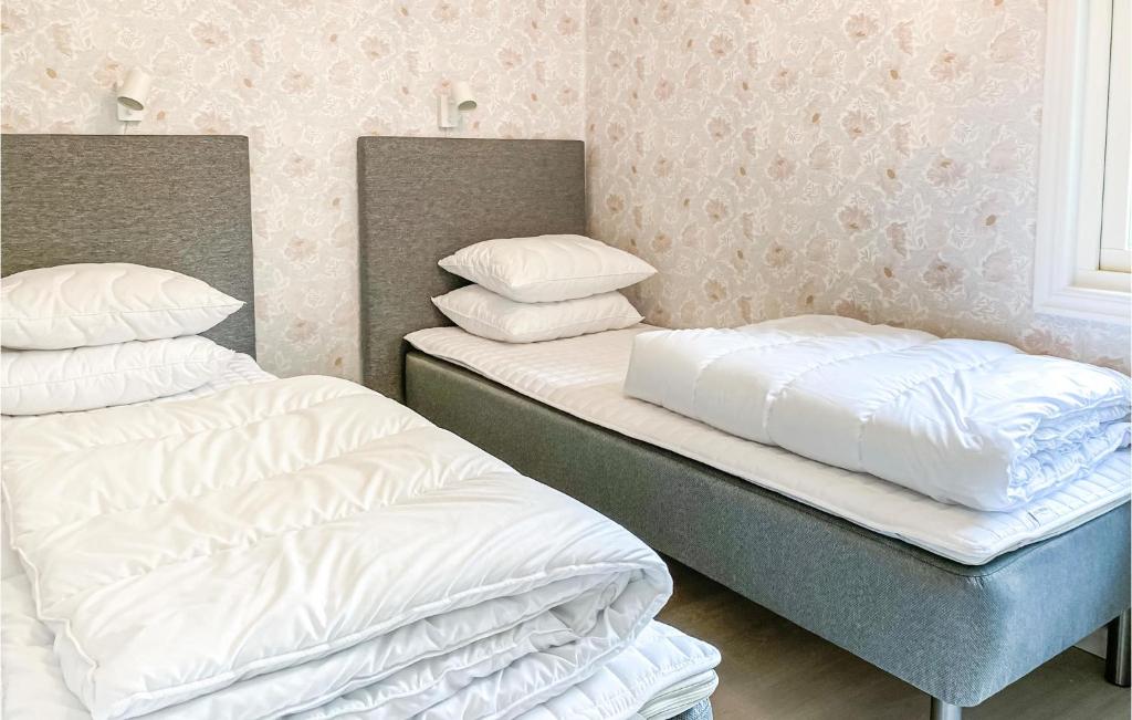 Postel nebo postele na pokoji v ubytování 2 Bedroom Beautiful Home In Gislaved