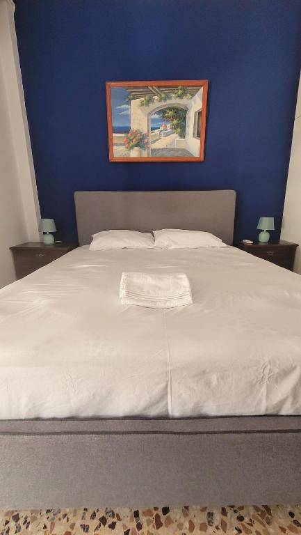 アルテミダにあるHra apartmentのベッドルーム1室(青い壁の白いベッド1台付)