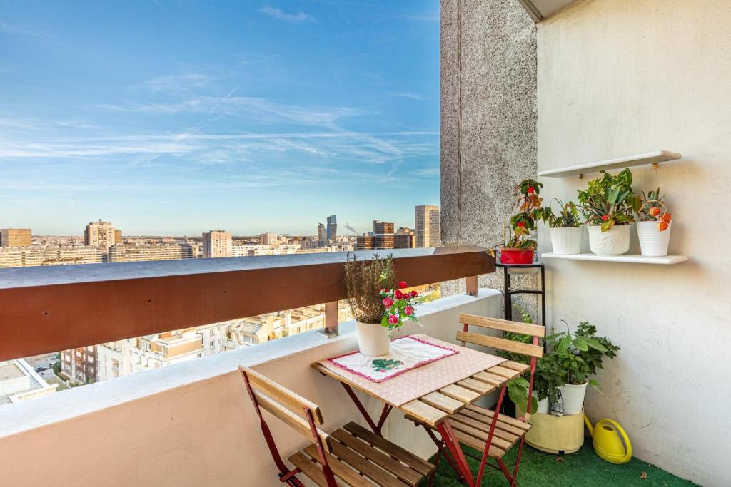 une table et des chaises sur un balcon avec vue dans l'établissement GuestReady - Clear Sunshine near Panthéon, à Paris