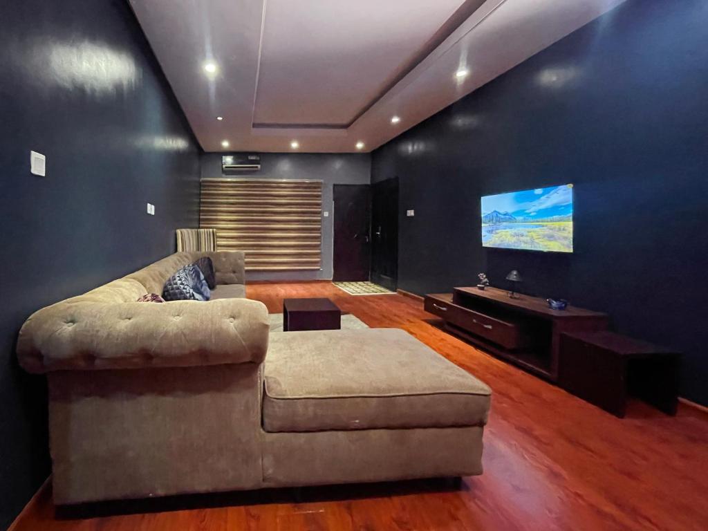 レッキにあるHeosh Apartmentのソファと薄型テレビのあるリビングルーム