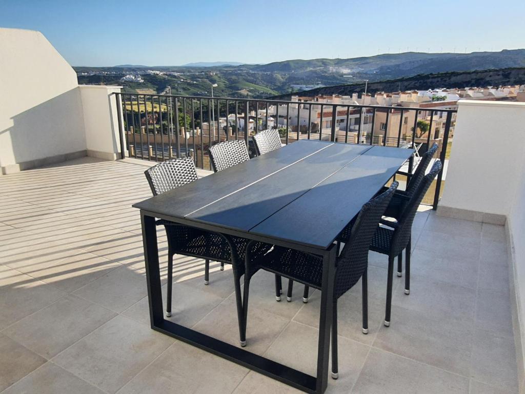 カサーレスにあるCasa Alinaのバルコニー(黒いテーブル、椅子付)