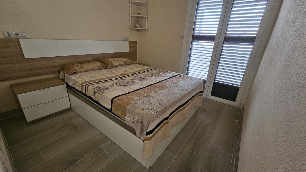 una piccola camera da letto con un letto e una finestra di Bungalow Morro de Gos II REF 054 a Oropesa del Mar