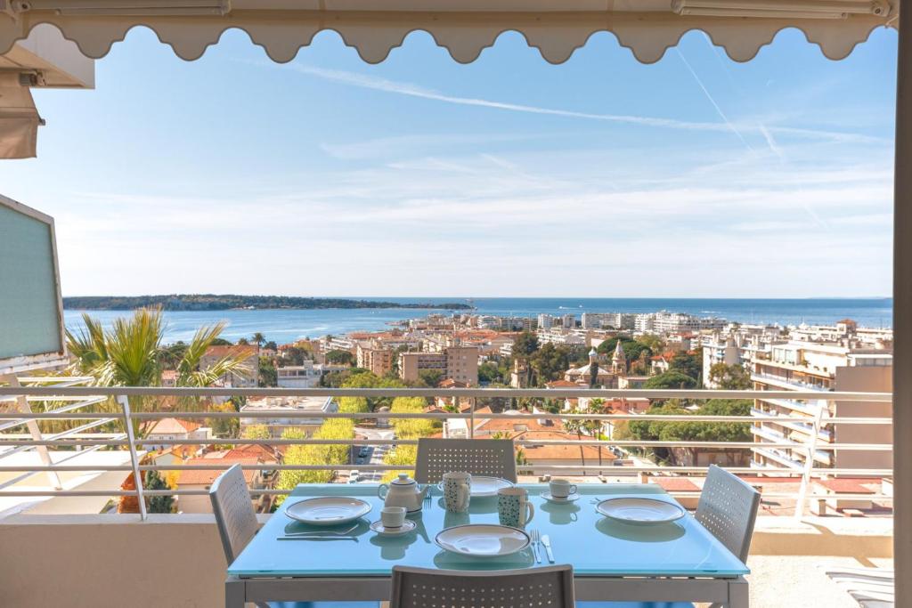 - une table sur un balcon avec vue sur la ville dans l'établissement The Horizon – Sea View & Peaceful Retreat, à Cannes