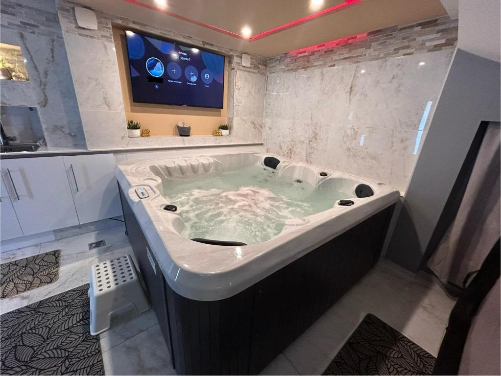 Fotografie z fotogalerie ubytování Spa Jacuzzi Moon White v destinaci Vaudherland