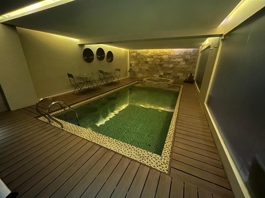 a large swimming pool in a room with at Kenton Palace Buenos Aires in Buenos Aires