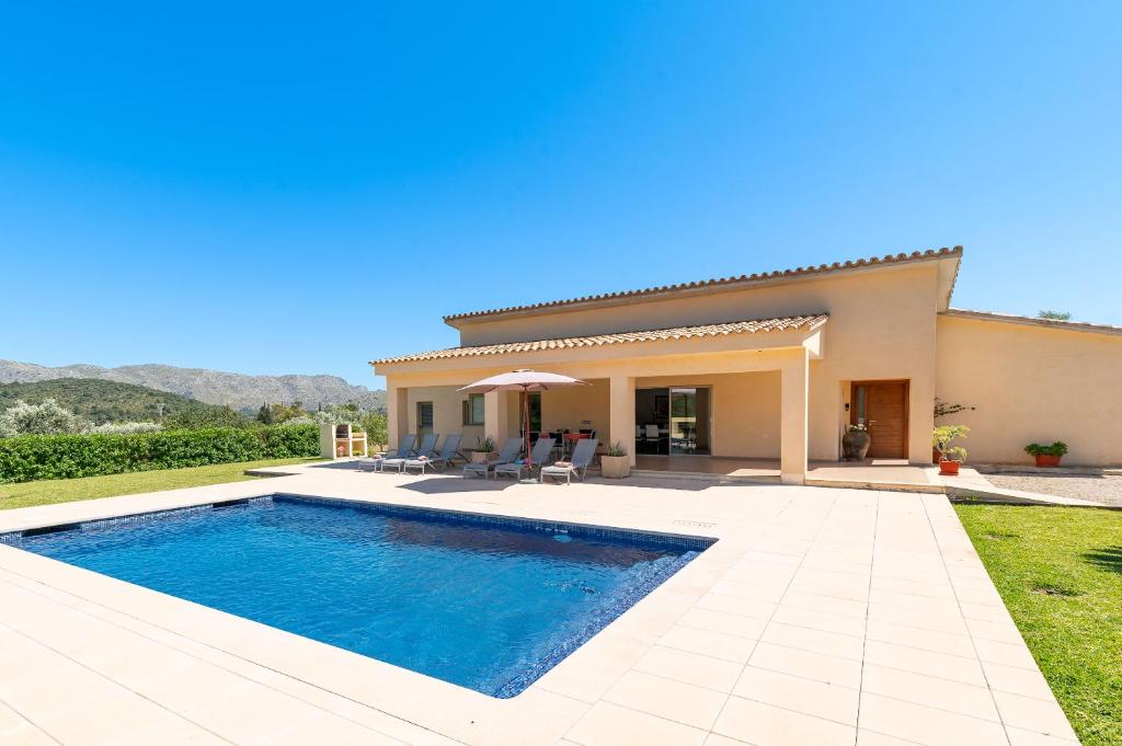 una villa con piscina frente a una casa en Villa Malagarba d'Enmig by Sealand Villas, en Pollensa