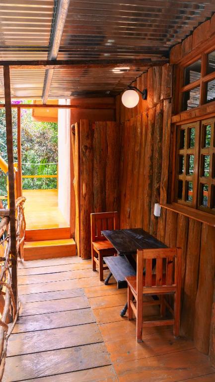 ATI Hostel & Beach Club - Viervoudige Kamer Met Gedeelde Badkamer