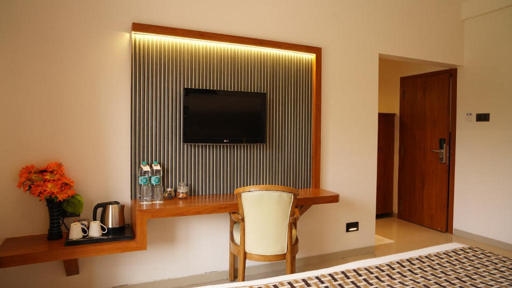 TV a/nebo společenská místnost v ubytování Hotel Ganpati Palace Shirdi Newly Renovated