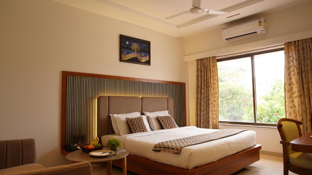 Postel nebo postele na pokoji v ubytování Hotel Ganpati Palace Shirdi Newly Renovated