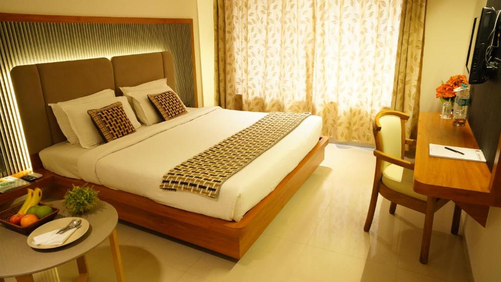 Postel nebo postele na pokoji v ubytování Hotel Ganpati Palace Shirdi Newly Renovated