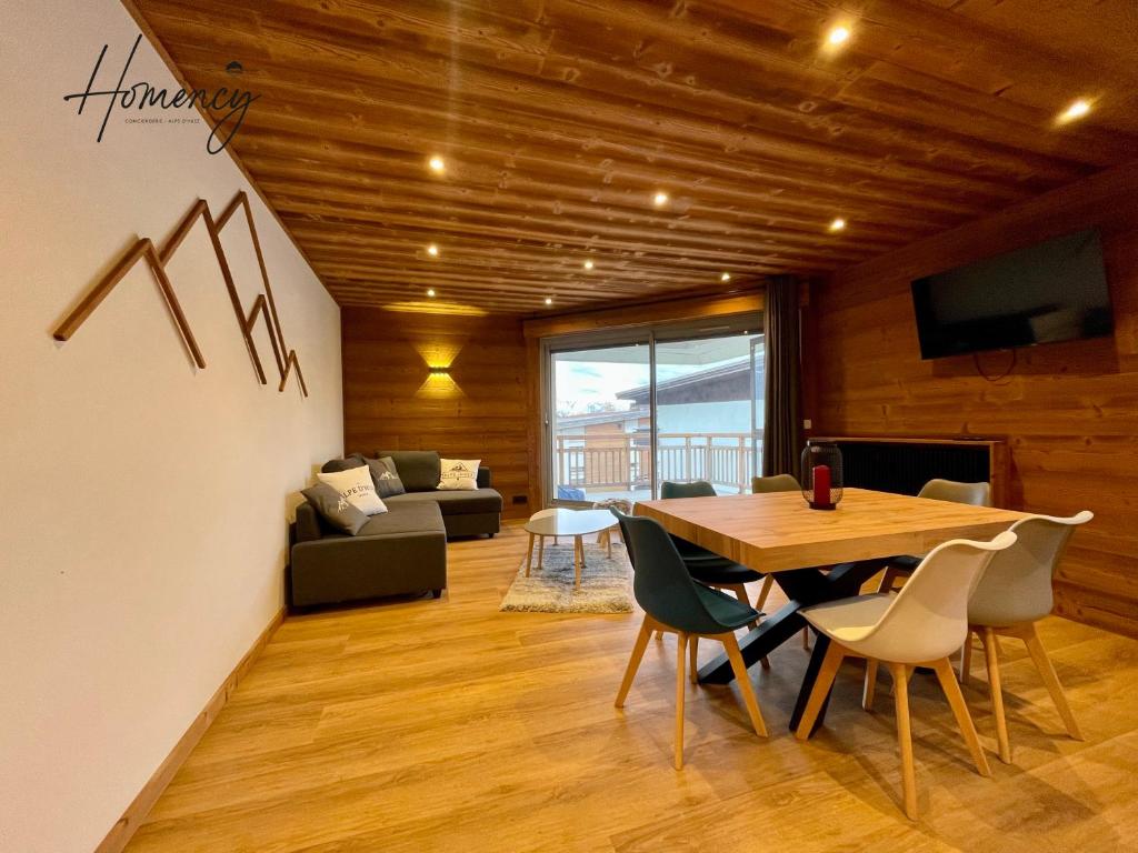 un salon avec une table, des chaises et un canapé dans l'établissement Homency - Résidence Azur A1, à L'Alpe-d'Huez
