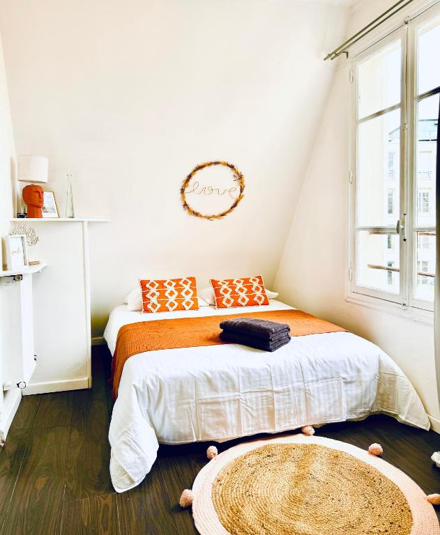 une chambre avec deux lits et une fenêtre dans l'établissement Cosy Place entre l'Arc de Triomphe et les Champs-Élysées, à Paris