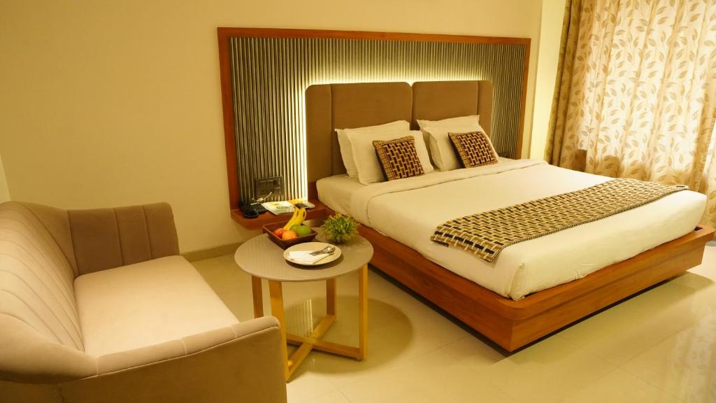Postel nebo postele na pokoji v ubytování Hotel Ganpati Palace Shirdi Newly Renovated