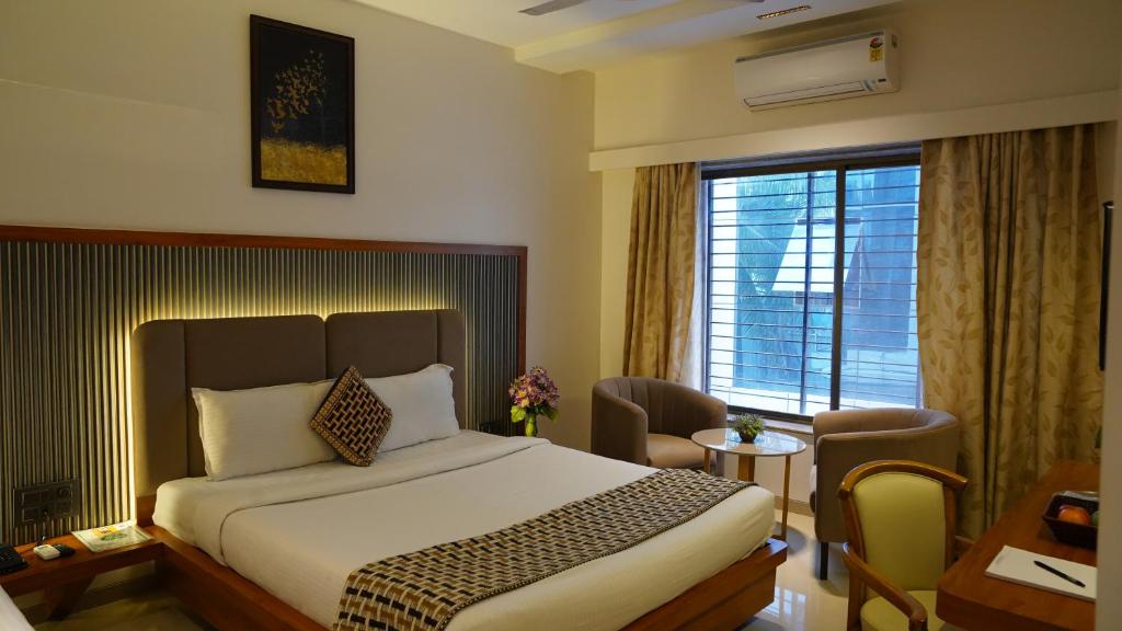 Postel nebo postele na pokoji v ubytování Hotel Ganpati Palace Shirdi Newly Renovated