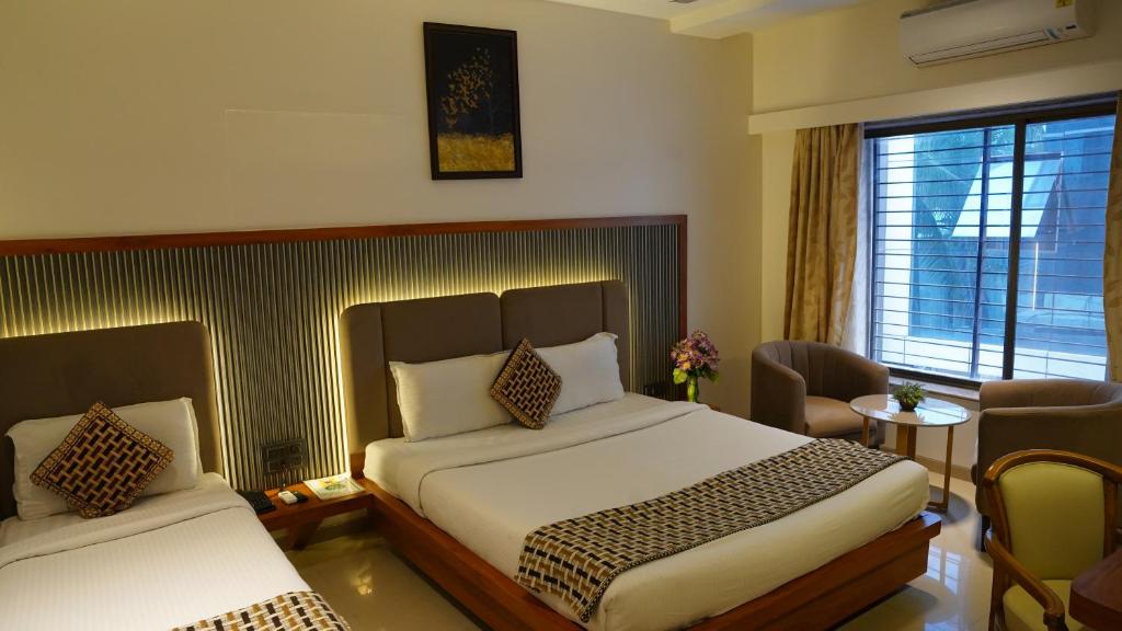 Postel nebo postele na pokoji v ubytování Hotel Ganpati Palace Shirdi Newly Renovated