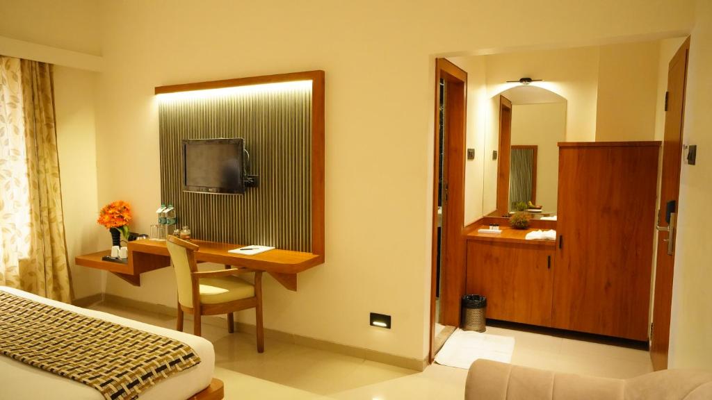 TV a/nebo společenská místnost v ubytování Hotel Ganpati Palace Shirdi Newly Renovated