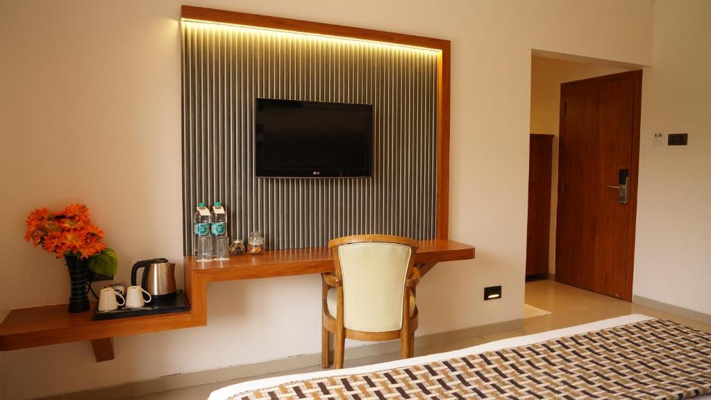 TV a/nebo společenská místnost v ubytování Hotel Ganpati Palace Shirdi Newly Renovated