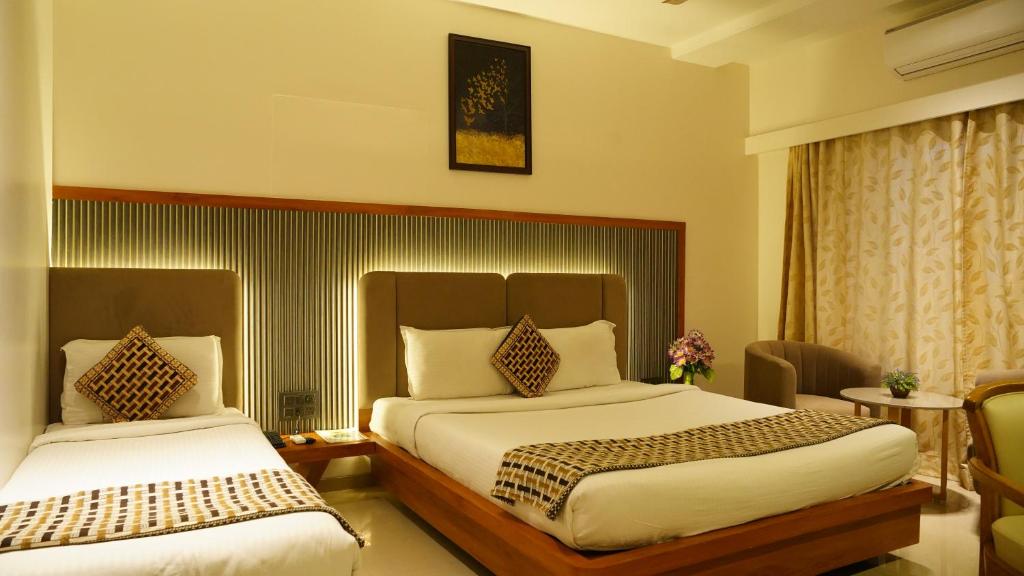 Postel nebo postele na pokoji v ubytování Hotel Ganpati Palace Shirdi Newly Renovated