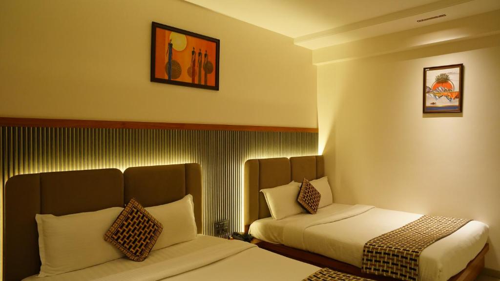 Postel nebo postele na pokoji v ubytování Hotel Ganpati Palace Shirdi Newly Renovated