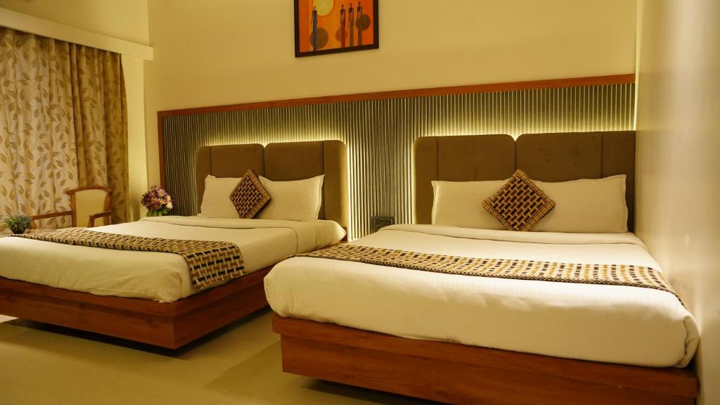 Postel nebo postele na pokoji v ubytování Hotel Ganpati Palace Shirdi Newly Renovated