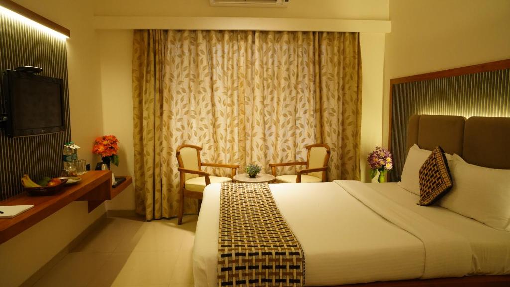 Postel nebo postele na pokoji v ubytování Hotel Ganpati Palace Shirdi Newly Renovated