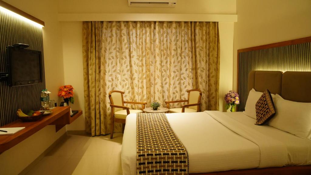 Postel nebo postele na pokoji v ubytování Hotel Ganpati Palace Shirdi Newly Renovated